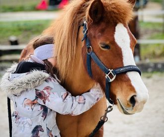 enfant_poney_therapie-equine.ch