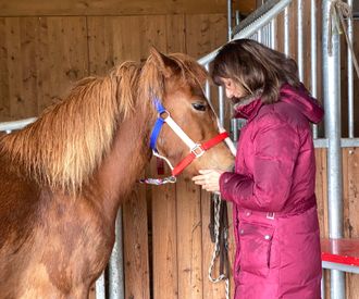 femme.cheval.therapie-equine.ch